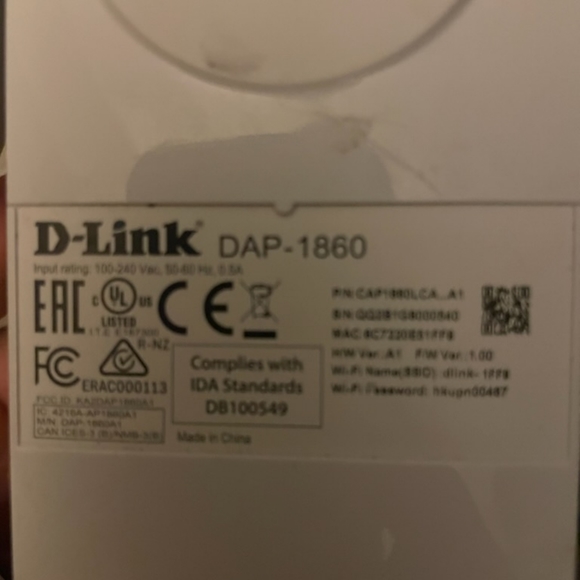 Drink internet router plugs in wall - Picture 3 of 3